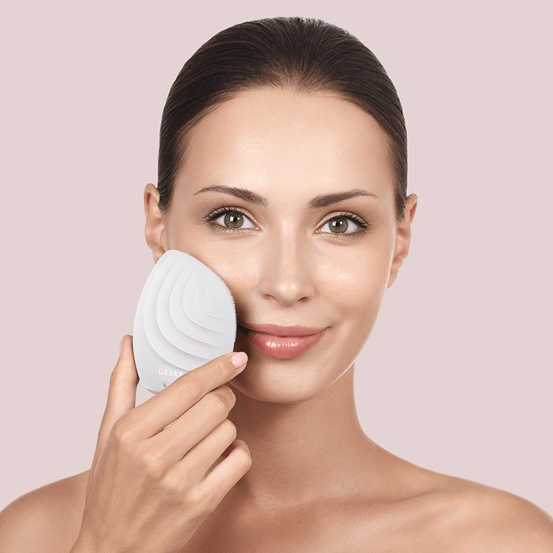 Электронная звуковая щетка для лица GESKE Sonic Facial Brush 5 в 1 пудровый на beauty-prof.com Фото 4 Электронная звуковая щетка для лица GESKE Sonic Facial Brush 5 в 1 пудровый Фото 4