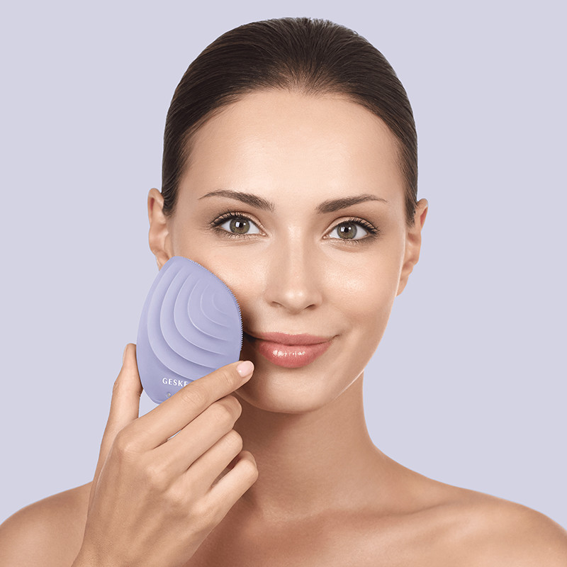 Электронная звуковая щетка для лица GESKE Sonic Facial Brush 5 в 1 фиолетовый на beauty-prof.com Фото 4 Электронная звуковая щетка для лица GESKE Sonic Facial Brush 5 в 1 фиолетовый Фото 4